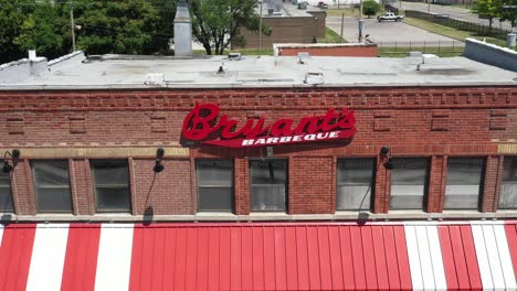 Restaurante-De-Barbacoa-De-Arthur-Bryant-Frente-Al-Edificio-En-La-Ciudad-De-Kansas,-Missouri-Con-Video-De-Drones-Saliendo