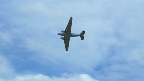 Douglas-DC3-carries-out-fly-by-at-airshow,-view-from-the-ground