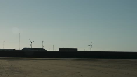 Swansea-Bay-Zwei-Windkraftanlagen-Drehen-Sich-Während-Des-Wunderschönen-Sonnenaufgangs-4k