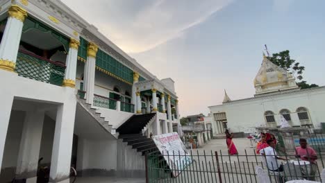 Toma-Panorámica-De-La-Fachada-Exterior-De-La-Casa-Del-Museo-Jagat-Seth-En-Murshidabad