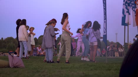Mädchen-Tanzen-Auf-Dem-Musikfestival