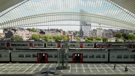 Bahnhof-Lüttich-Guillemins,-Entworfen-Vom-Architekten-Santiago-Calatrava-In-Belgien---Zeitraffer