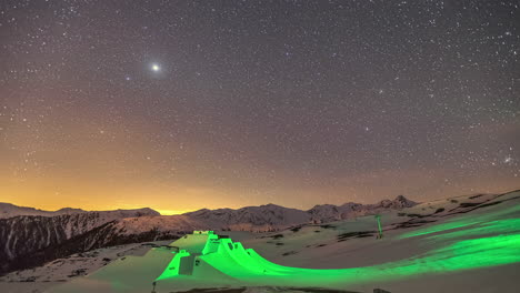 Sterne-Und-Planeten-überqueren-Den-Himmel-über-Den-Suzuki-Nine-Knights-Stunt-Hindernissen-In-Südtirol,-Italien-Im-Atemberaubenden-Zeitraffer