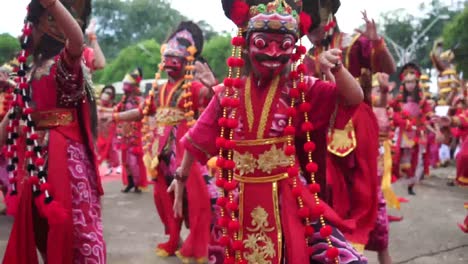 Kelana-Maskentanz-Bei-Der-Aufführung-Des-Traditionellen-Tanzes-Von-Cirebon