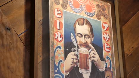 Afiche-De-Estilo-Antiguo-Con-Un-Hombre-Con-Barba-Sosteniendo-Y-Disfrutando-De-Una-Taza-De-Cerveza-Espumosa,-De-Cerca