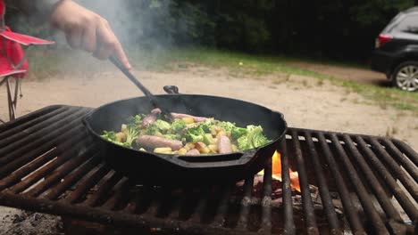 Ein-Kleines-Grillfest-Auf-Dem-Campingplatz-Chain-O-Lakes-Mit-Würstchen-Und-Gemüse