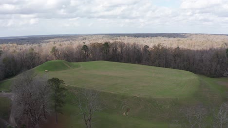 Wide-panning-shot-of-the-Native-American-religious-site-Emerald-Mound-in-Mississippi
