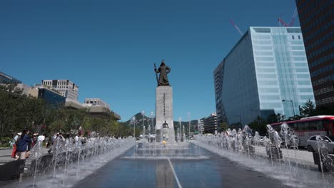 Water-fountain-in-front-of-Admiral-Yi-Sunsin-statue,-Gwanghwamun-Square,-Seoul