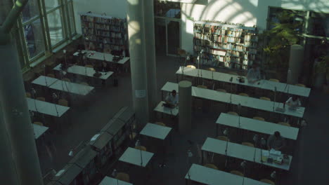 Blick-Von-Oben-Auf-Den-Studiensaal-Der-Bibliothek-Der-Universität-Warschau