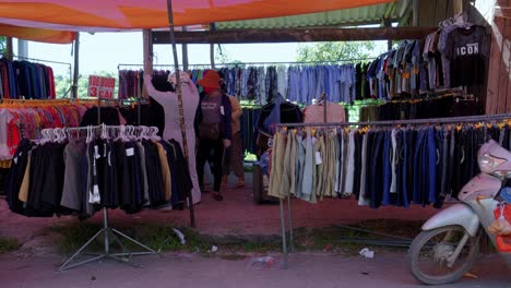 Modeeinkauf-Der-Mittelklasse-Auf-Dem-Markt-Von-Dong-Xuan-In-Hanoi,-Vietnam