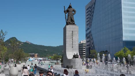 Imposing-statue-of-admiral-Yi-Sunshin-in-Gwanghwamun-Square,-Seoul,-Korea