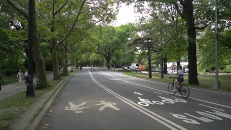 Zeitlupenaufnahmen-Von-Radfahrern,-Die-Im-Central-Park-Fahren