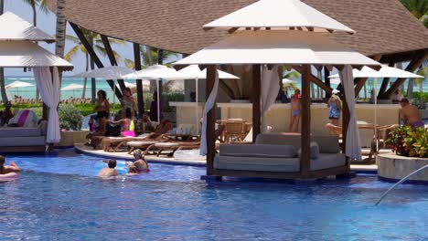 Menschen-Entspannen-Sich-Im-Infinity-Pool-Im-All-Inclusive-Resort
