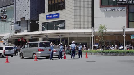 Japanische-Polizei-Sperrt-Straßen-Von-Kyoto-Für-Street-Summer-Gion-Festival-Ab