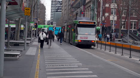 Personen,-Die-Tagsüber-öffentliche-Verkehrsmittel-Im-Zentralen-Geschäftsviertel-Von-Melbourne-Nutzen