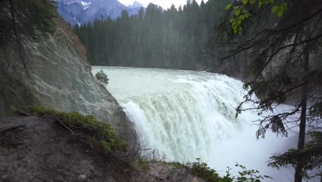 Großer-Wasserfall,-Der-Zwischen-Den-Immergrünen-Pflanzen-In-Den-Bergen-Versteckt-Ist,-Fließt-Und-Große-Mengen-An-Nebel-Erzeugt