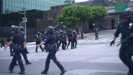 Líneas-De-Policía-Antidisturbios-Bloquean-Las-Calles-En-Una-Protesta-De-Blm-En-El-Centro