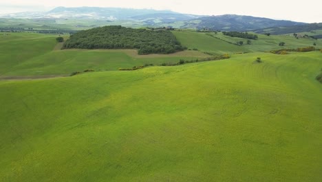 [imágenes-Aéreas]-Volando-Sobre-Un-Campo-Agrícola-En-La-Campiña-Toscana-Mostrando-La-Belleza-De-La-Zona-En-Primavera