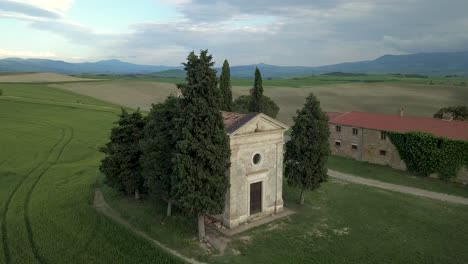 [Aerial-footage]-Flying-to-Vitaleta-Chapel-in-Tuscany,-Italy