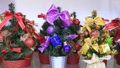 Chic-small-Christmas-tree-pot-decoration,-Retail-goods-in-department-store