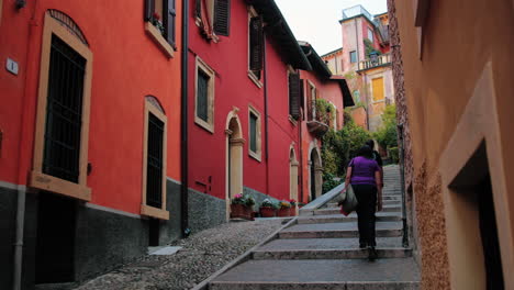 Clip-Aus-Einer-Kleinen-Straße-In-Verona,-Italien,-Mit-Herumlaufenden-Menschen