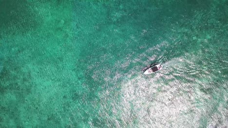 Boot,-Das-Auf-Karibischem-Ozeanwasser-In-Belize-Vogelperspektive-Kreuzt