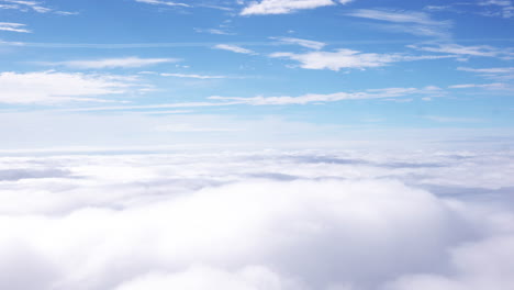 Heller-Und-Schöner-Blauer-Himmel,-Höhere-Wolken-Schicht-Für-Schicht,-Schießen-Sie-Ein-Flugzeugfenster