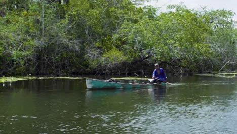 Maya-Kanufahrt-Auf-Dem-Belize-River