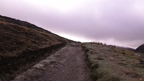 Escalando-La-Montaña-Snowdon-Durante-La-Niebla