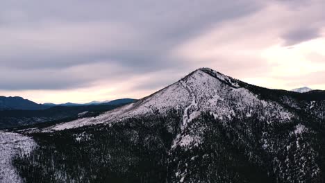 Schneebedeckter-Berggipfel-Sonnenuntergang-Luftdrohnenaufnahmen-Pfanne