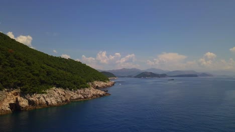 Bright,-sunny-scene-in-Dubrovnik,-Croatia