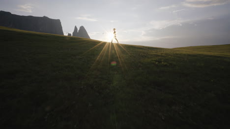 Mädchen-Zu-Fuß-Durch-Die-Sonne-Am-Horizont-Auf-Der-Seisser-Alm-In-Italien