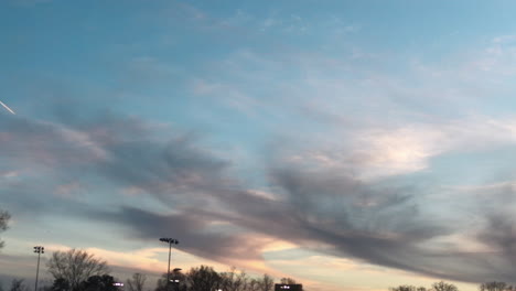 Schöner-Blaugrüner-Himmel-Während-Des-Sonnenuntergangs