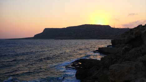 Schöne-Landschaft-Vom-Ufer-Bei-Sonnenuntergang-In-Zypern