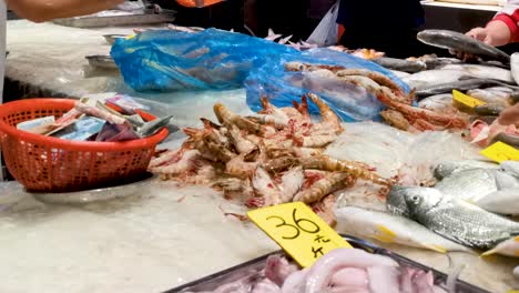 Hong-Kong-fish-wet-market,-selling-seafood-fish,-octopus-and-shrimp,-the-day-before-Chinese-New-Year,-3-Feb-2019