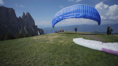 Starting-Paraglider-on-Seisser-Alm,-Italy