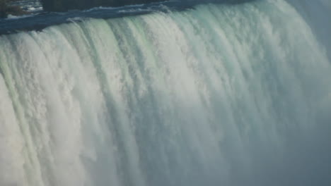 Midshot-Der-Niagarafälle-Während-Des-Tages
