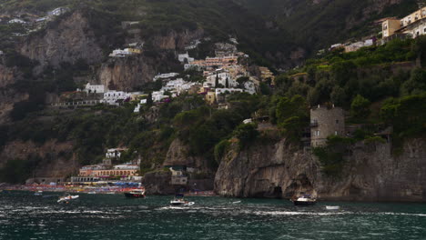 Ein-Blick-Auf-Positano,-Italien,-Aufgenommen-Von-Einem-Vorbeifahrenden-Boot