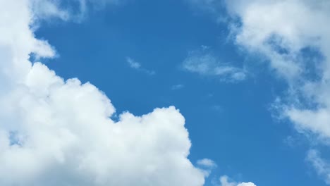 Flauschiger-Blauer-Himmel-Und-Weiße-Wolken,-Langsame-Bewegung