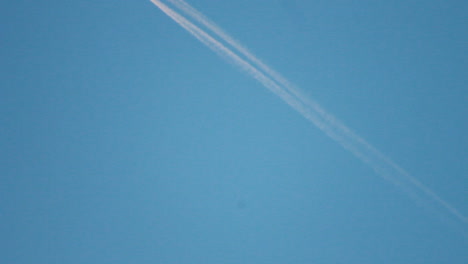 Avion-Cruzando-Un-Cielo-Azul