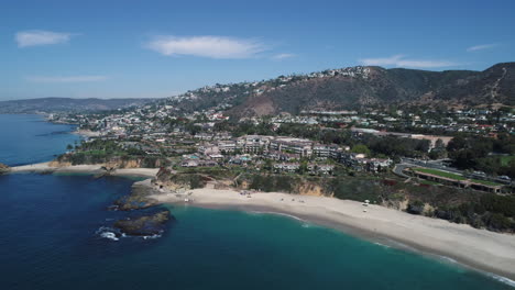 Toma-Cinematográfica-De-Drones-De-La-Hermosa-Playa-Laguna,-California-En-Verano