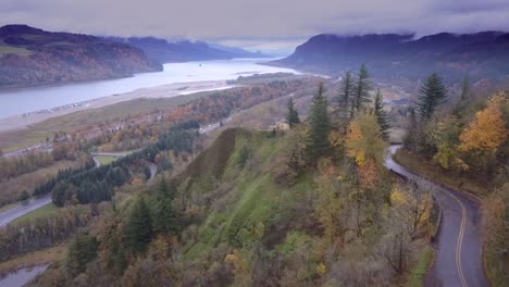 Spectacular-reveal-of-Columbia-River-Gorge-Natural-Scenic-Area-in-Oregon