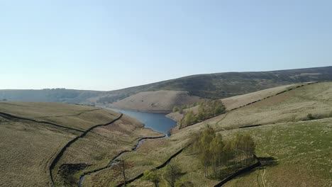 Descending-aerial-shot-of-the-stream-which-feeds-the-Kinder-Reservoir-in-the-Hope-Valley-of-the-Peak-District,-UK