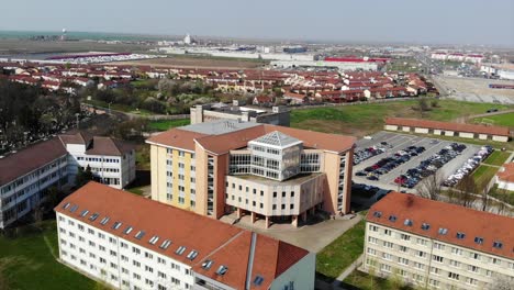Luftdrohne-Geschossen-über-Universitatea-Oradea-Campusbibliothek,-Die-Großes-Gebäude-Mit-Studenten-Parkt