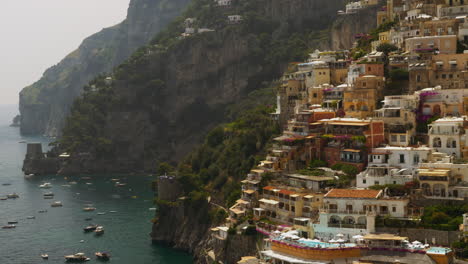 Ein-Blick-Auf-Salerno-An-Der-Amalfiküste,-Mit-Blick-Auf-Den-Golf-Von-Salerno,-Italien-Im-Mittelmeer
