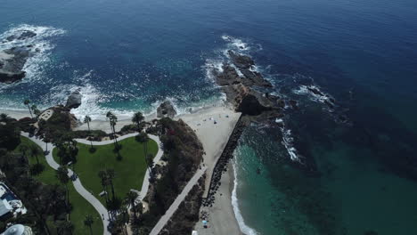 Drone-shot-of-a-luxury-hotel-property-in-Laguna-Beach,-California