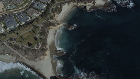 Aerial-pan-up-shot-of-Laguna-Beach,-California-in-the-summertime