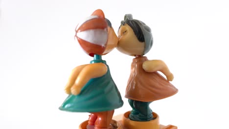 Liebesgeschichte-Antikes-Spielzeug-Der-Kasse,-2-Kinder-Küssen-Sich,-Romantisch-Und-Niedlich,-Isoliert-Auf-Weißem-Hintergrund