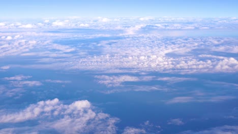 Heller-Und-Schöner-Blauer-Himmellandschaftshintergrund,-Höhere-Flauschige-Bewegungswolken-Schicht-Für-Schicht,-Erstaunliches-Buntes-Paradies