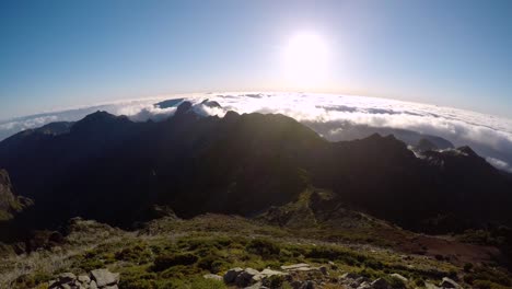 Hermosas-Nubes-Rodando-Sobre-Los-Picos-De-Las-Montañas-De-Madeira,-Portugal-Con-La-Puesta-De-Sol-En-El-Fondo---Lapso-De-Tiempo